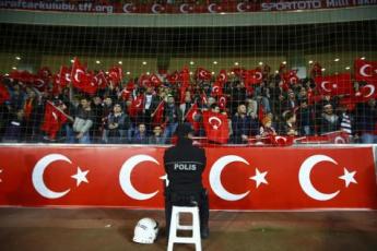 Turquie: des supporteurs turcs crient "Allah Akhbar" pendant la minute de silence
