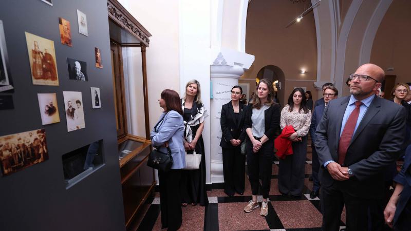 Գլխավոր դատախազի հրավերով՝ եվրոպական շուրջ տասը պետություններից և միջազգային կազմակերպություններից Հայաստան ժամանած պատվիրակներն այցելել են Մատենադարան