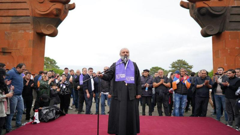 Բագրատ արքեպիսկոպոս Գալստանյանն աջակիցների հետ Սարդարապատից վերադառնում է Երևան

