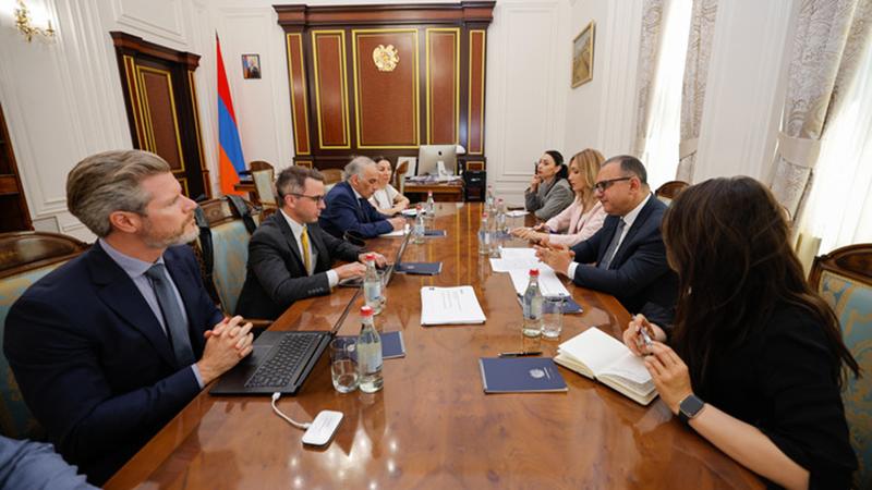 Փոխվարչապետ Տիգրան Խաչատրյանն ընդունել է ԱԶԲ հայաստանյան գրասենյակի տնօրենին