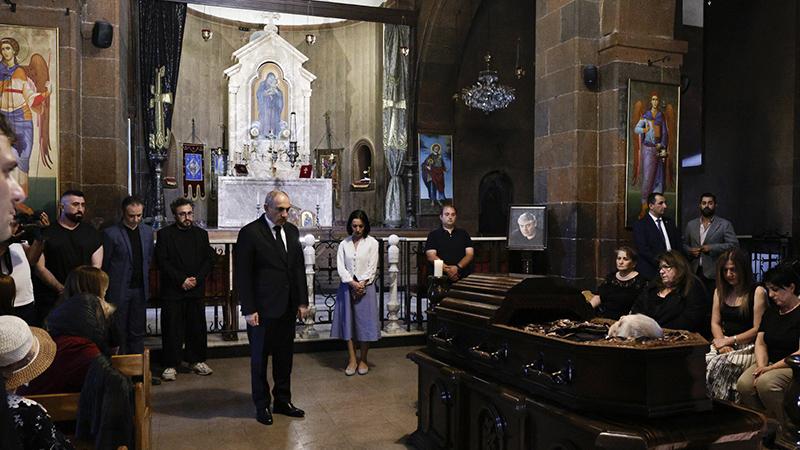 Վարչապետը ներկա է գտնվել Գուժ Մանուկյանի հոգեհանգստի արարողությանը