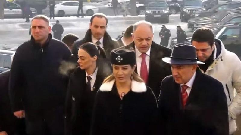 Վարչապետը տիկնոջ հետ ժամանեց Երևանի Սուրբ Գրիգոր Լուսավորիչ մայր եկեղեցի