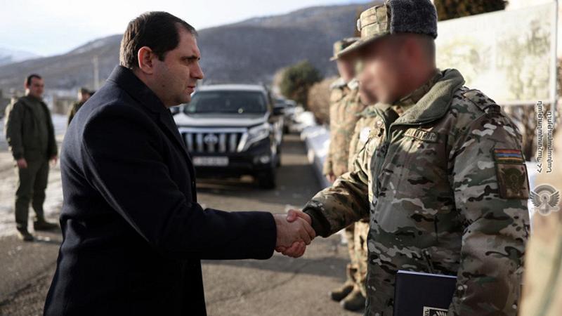 Պապիկյանն այցելել է ՊՆ զորամասերից մեկը, ծանոթացել ծառայության ընթացքին, զրուցել սպաների հետ