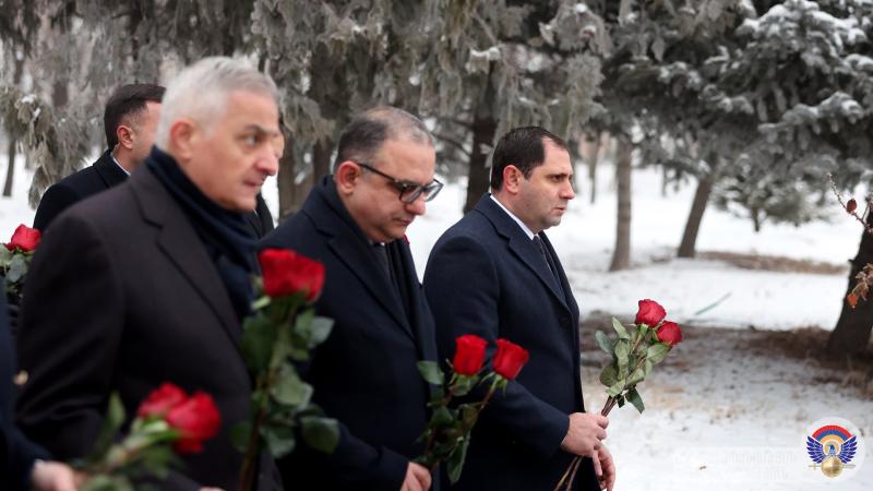 Սուրեն Պապիկյանը հանրապետության բարձրագույն ղեկավարության հետ այցելել է «Եռաբլուր» զինվորական պանթեոն. ՀՀ ՊՆ