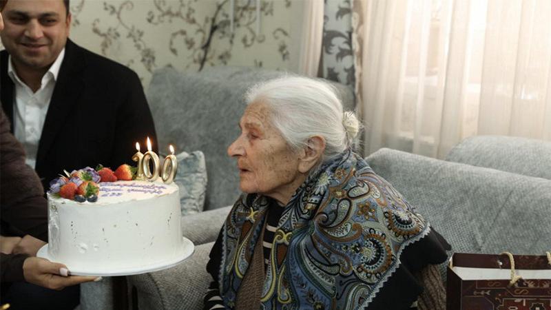 Արգիշտի Մեխակյանն այցելել է 100-ամյա հոբելյար Սեդա տատիկին