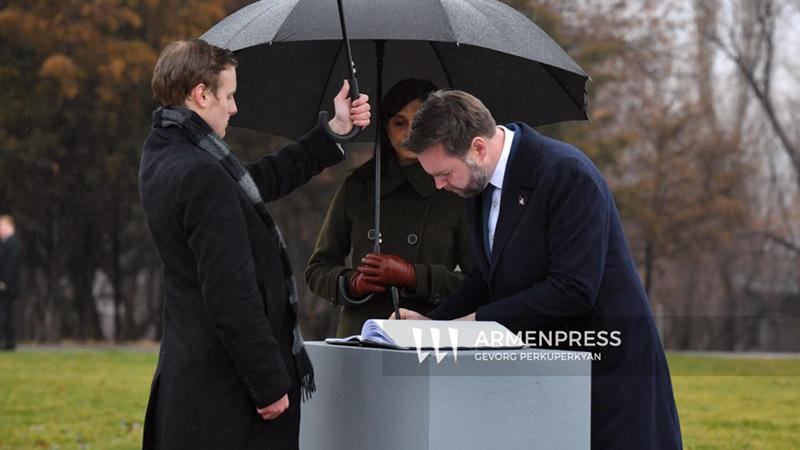 Մենք պատվում ենք հայ ժողովրդի տոկունությունն ու անսասան ոգին. Վենսի գրառումը՝ Ցեղասպանության թանգարանի հուշամատյանում