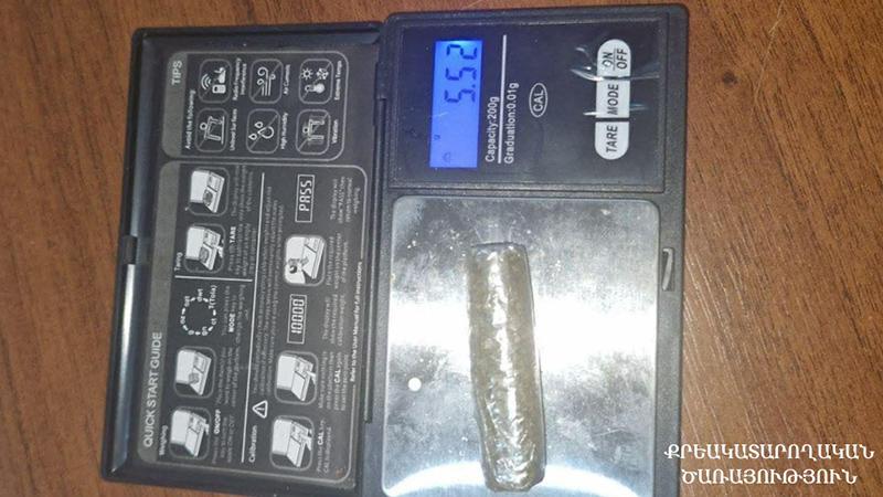 Խուզարկությամբ կալանավորված անձի մոտից հայտնաբերել են թմրամիջոցի նմանվող զանգված