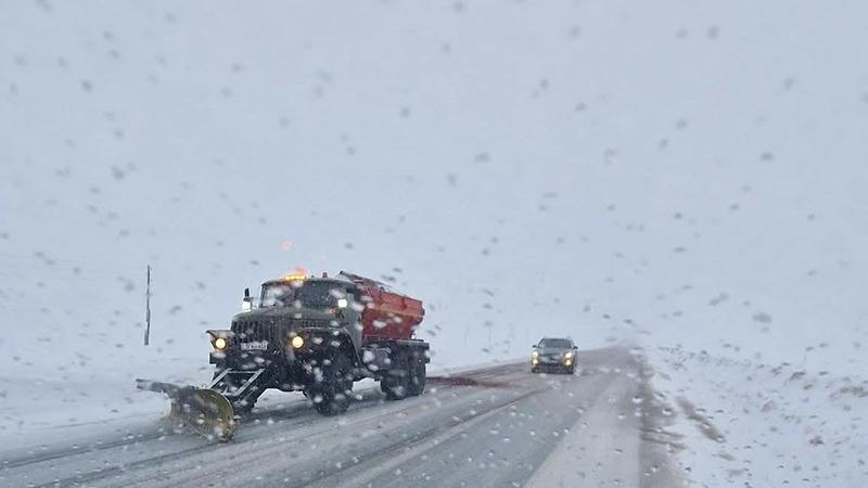 Սիսիանի տարածաշրջանի «Զանգեր» կոչվող հատվածից մինչև Սիսիան ավտոճանապարհին ձյուն է տեղում