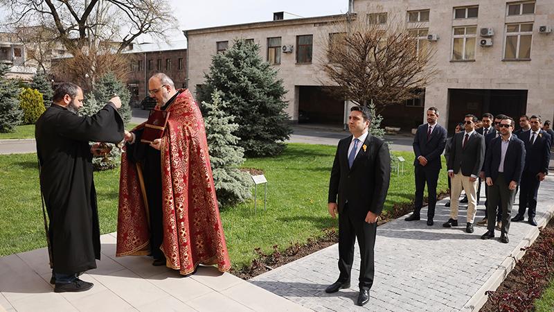 ԱԺ այգում տեղի է ունեցել Կոզեռնի հանգստարանի ննջեցյալների և հոկտեմբերի 27-ի ոճրագործության զոհերի հիշատակին նվիրված հոգեհանգստյան կարգ