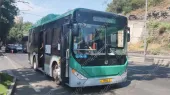 У столба питания троллейбуса рядом с зоопарком повреждены электрические провода, которые упали на автобус «Zhongtong», обслуживающий маршрут № 54.