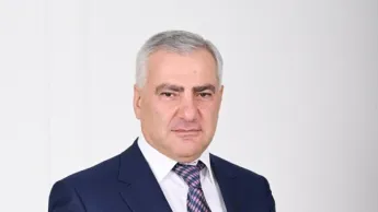Il y a 13 mois, on m'a présenté 3 accusations : l'une pour la défense de l'Église « à notre manière », dont je suis fier, et les 2 autres accusations, je les considère comme du hooliganisme envers le droit. Samvel Karapetian