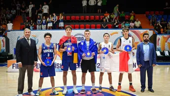 Deux basketteurs de l'équipe M16 d'Arménie dans le cinq idéal de la division C de l'Europe