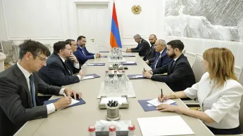 Премьер-министр принял старшего советника специального посланника США по вопросам миротворческих миссий Арье Лайтстоуна.
