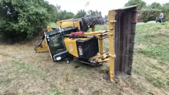 В Базуме 36-летний водитель перевернулся на тракторе «JCB».