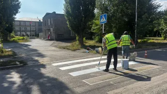 В прилегающих к учебным заведениям участках дорог проводится разметка пешеходных переходов.
